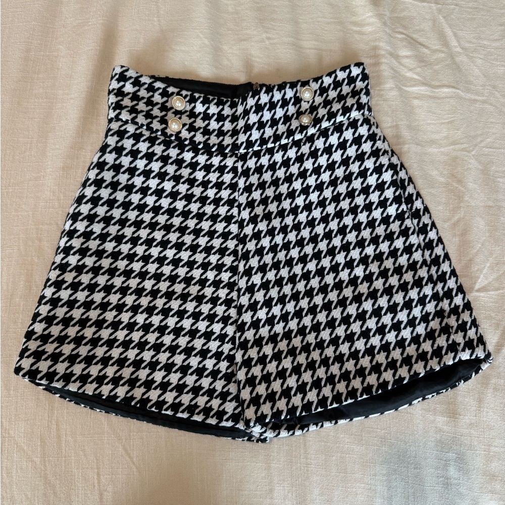 Stylish Black and White old money quiet luxury Houndstooth shorts size small